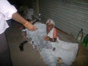Generous People, Benevolent Work –IndiaNIC distributes blankets to the poorer in the streets of Hyderabad
